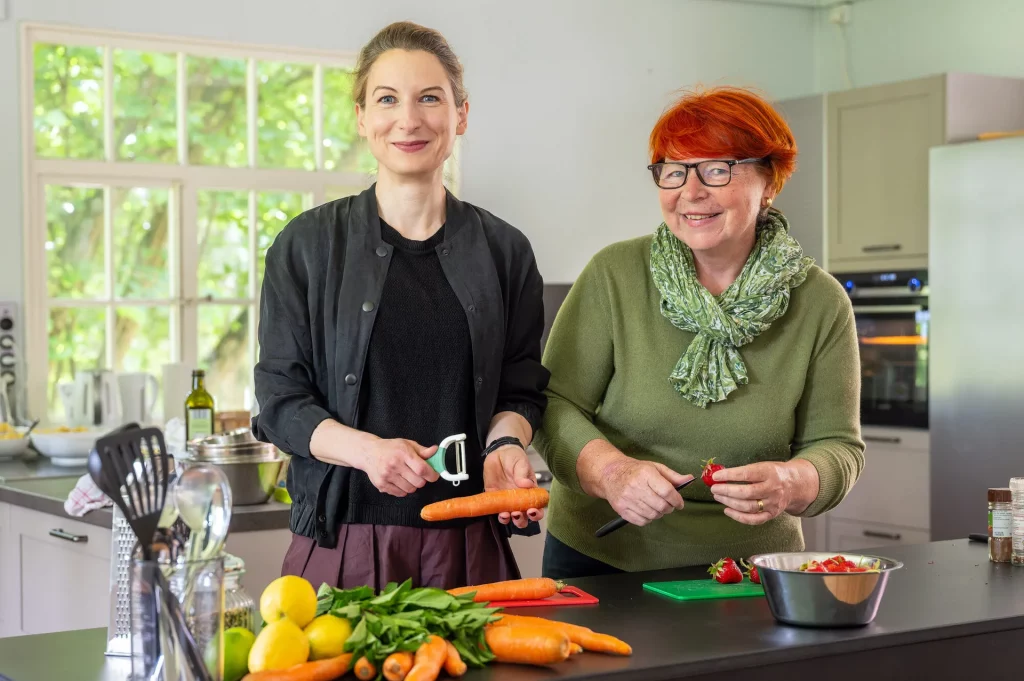 Bürgermeisterin Nicole Maisch, Vorstandsvorsitzende des Fördervereins Waldschule Doto-Thea Chwalek in neuer Lehrküche bei der Einweihung des frisch renovierten Speisepavillons.